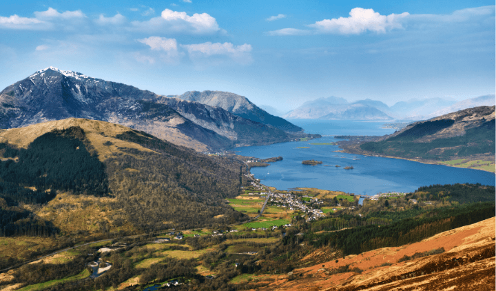 Vistas al Lago Leven y Glencoe desde el Pap of Glencoe en Escocia