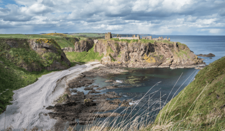 Vista de la costa y el acantilado de Dunnottar