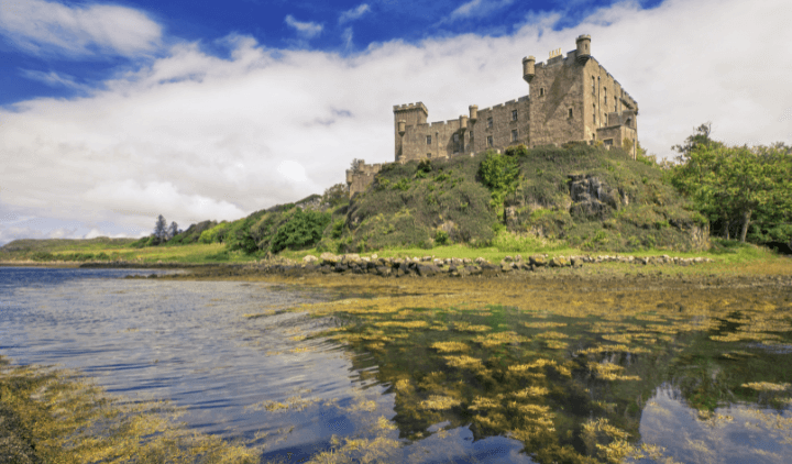 Imagen del castillo de Dunvegan en Escocia