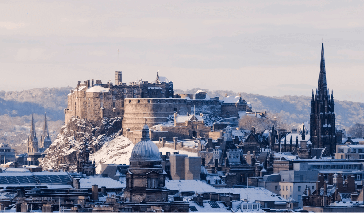 Postal nevada del castillo de Edimburgo en invierno