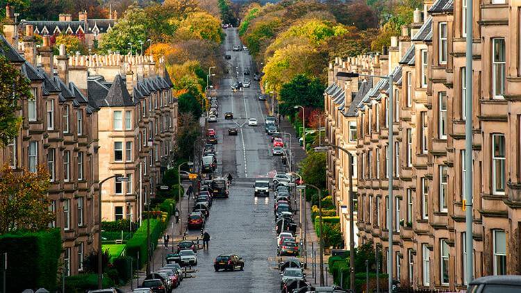 Vista de una calle de Edimburgo, Escocia