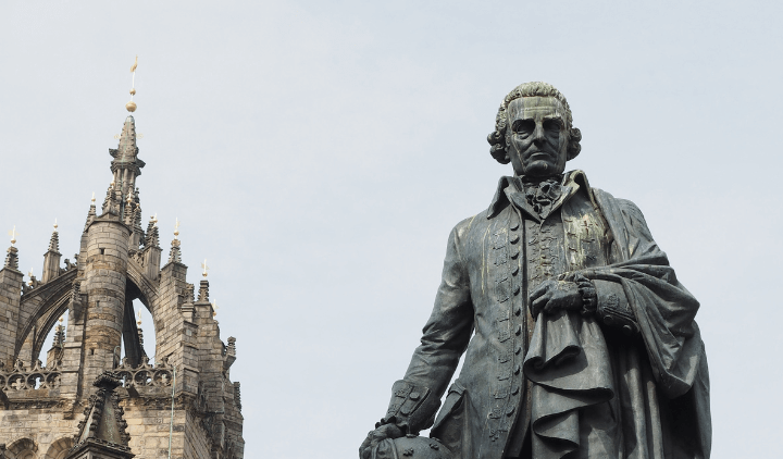 Estatua de Adam Smith situada en Edimburgo