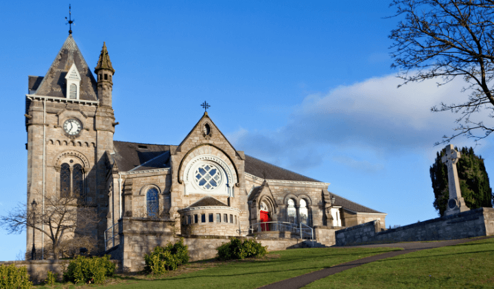Iglesia en el pueblo victoriano de Pitlochry