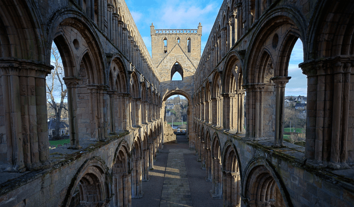 Interior de Jedburgh Abbey en Escocia