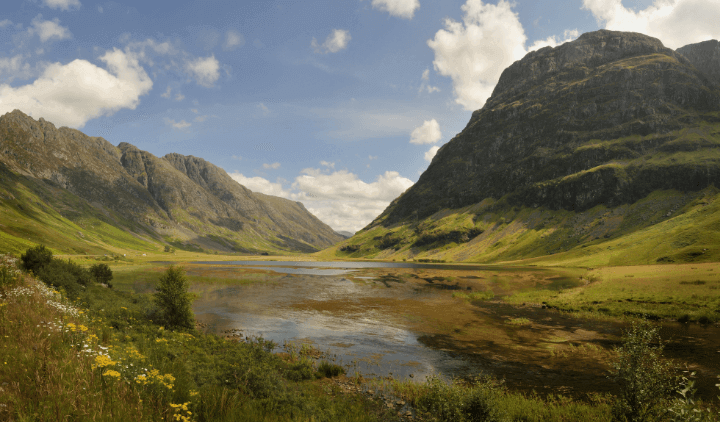 Lago Achtriochtan en el valle de Glencoe, Escocia
