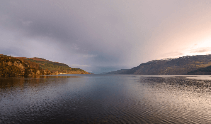 Vista del lago Ness a la luz del atardecer