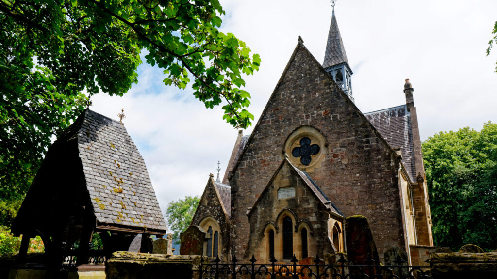 Vista exterior de la Luss Parish Church