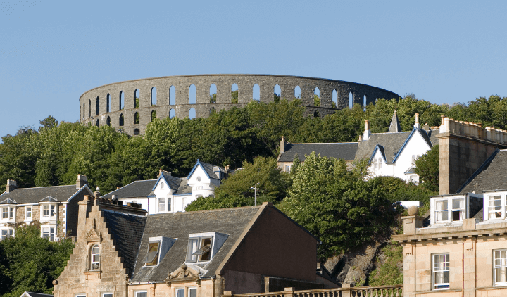 Vista de McCaig's Tower en Oban