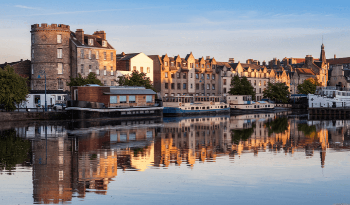 Atardecer en la orilla del río Leith en Shore, Escocia