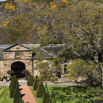 Imagen de un palacete con jardín donde se realizan comidas y bailes típicos en Escocia