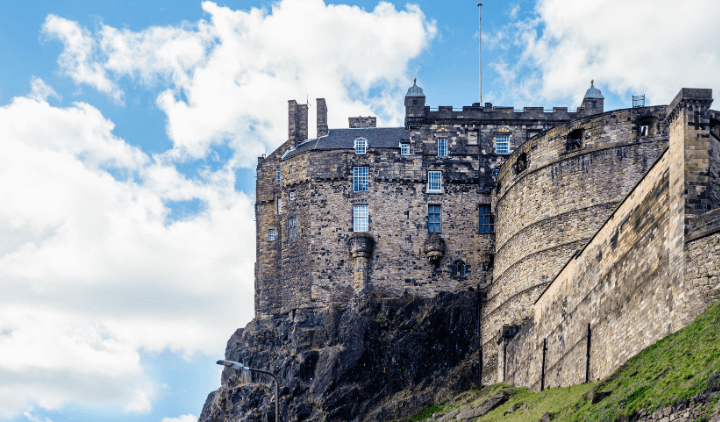 Parte trasera del castillo de Edimburgo desde los jardines de Princes Street