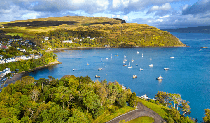 Vista aérea del pueblo de Portree en la isla de Skye en Escocia