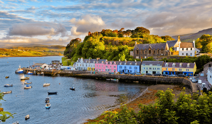 Puerta del pueblo de Portree en la Isla de Skye, Escocia