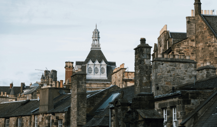 Vista de los tejados de los edificios históricos de Edimburgo