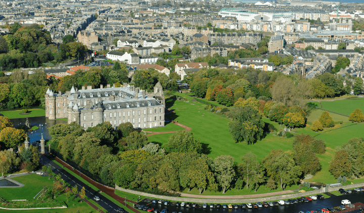Vista aérea del palacio de Holyrood en Edimburgo, Escocia
