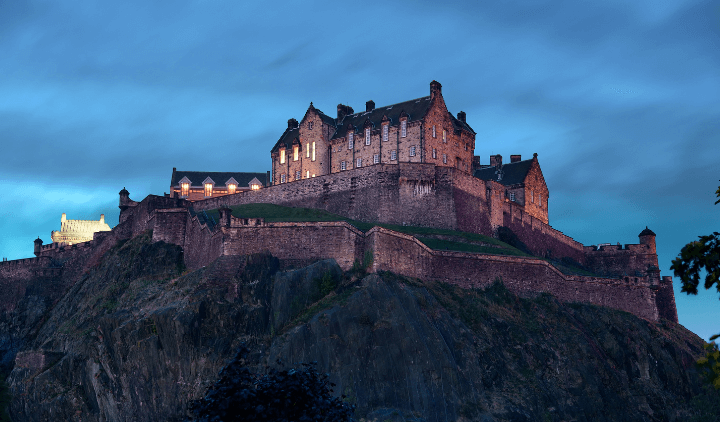 Vista completa del castillo de Edimburgo por la noche