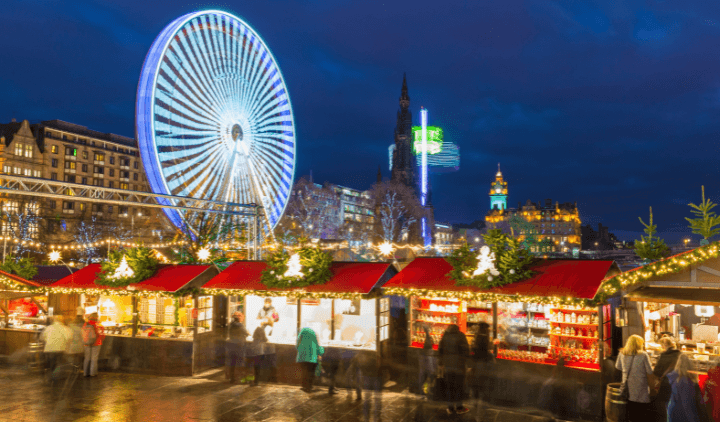 Vista del mercado de Navidad de Edimburgo en los Jardines de Princes Street