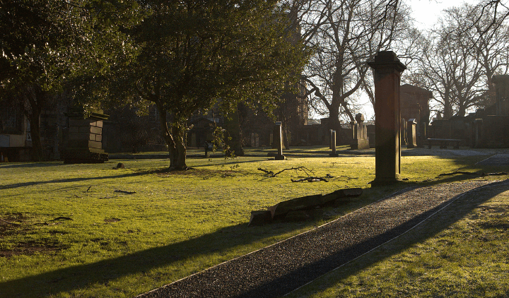 Patio trasero de la iglesia de Greyfriars situada en Edimburgo, Escocia