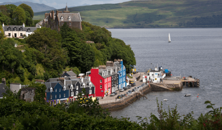 Vista aérea del colorido pueblo de Tobarnory en la isla de Mull, en el norte de Escocia.