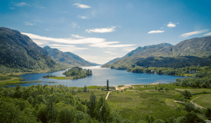 Vistas a través del Loch Shiel en Glenfinnan, Escocia