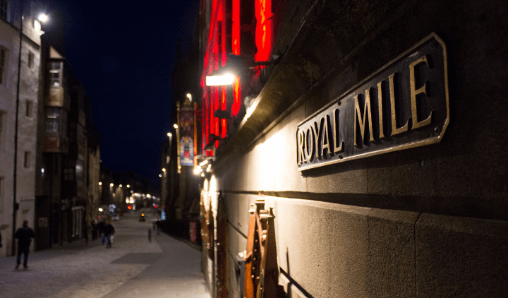 Imagen de la Royal Mile por la noche