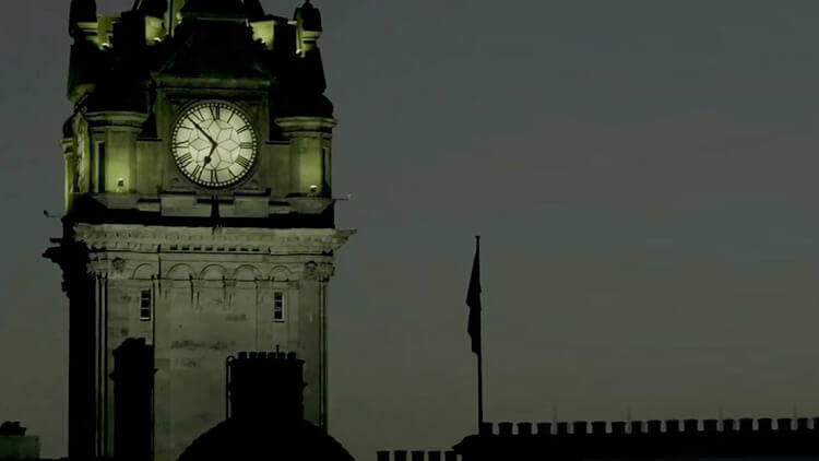Torre con reloj del Hotel Balmoral, al lado del North Bridge
