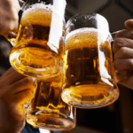 Brindis con una jarra de cerveza en la mano