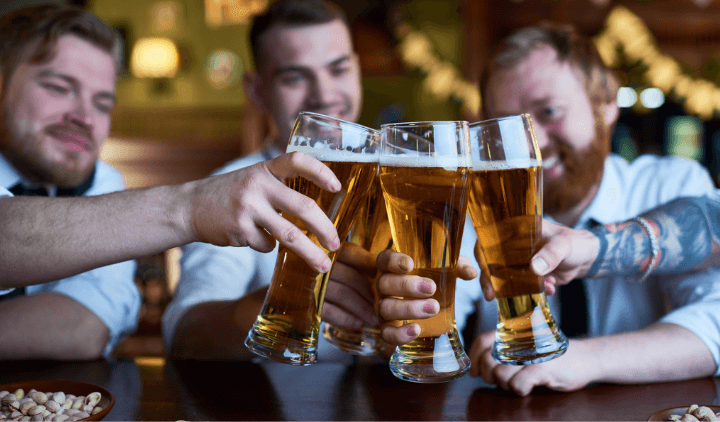Grupo de amigos brindando con una cervezas