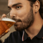 Persona bebiendo una cerveza
