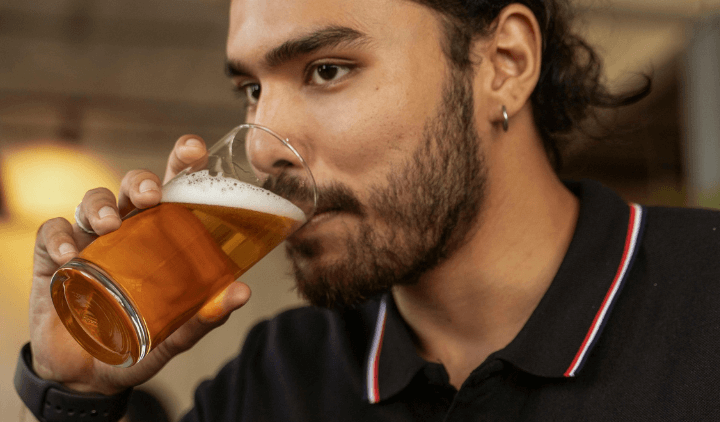 Persona bebiendo una cerveza