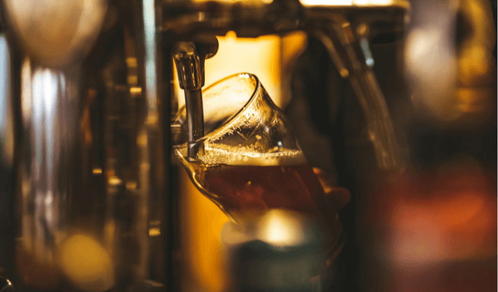 Persona tirando una caña de cerveza