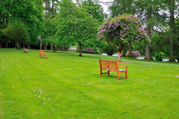 Dunkeld bancos a la orilla del rio Tay