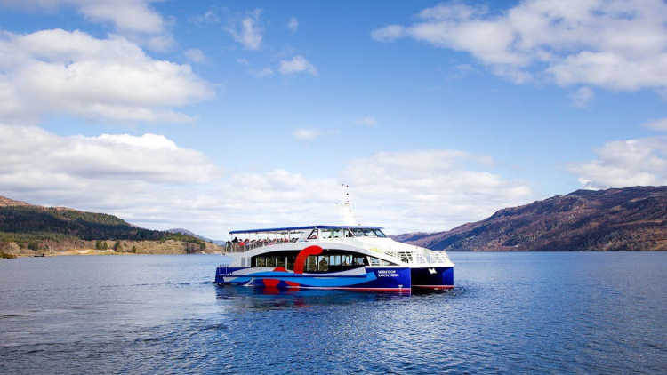 Vista del crucero por el Lago Ness en Fort Augustus