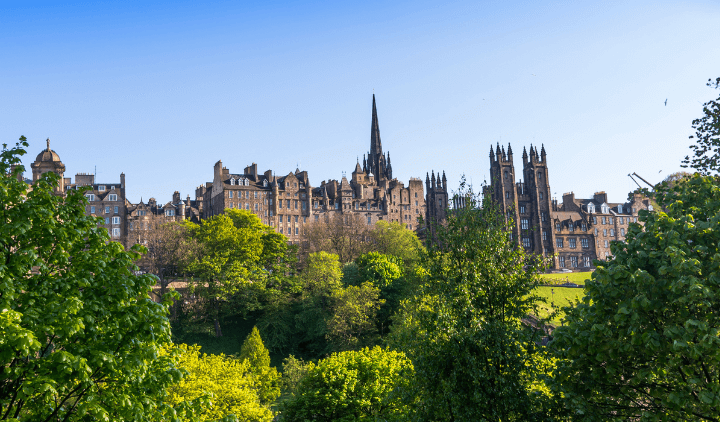 Vista de Edimburgo y los jardines de Princes Street en Escocia