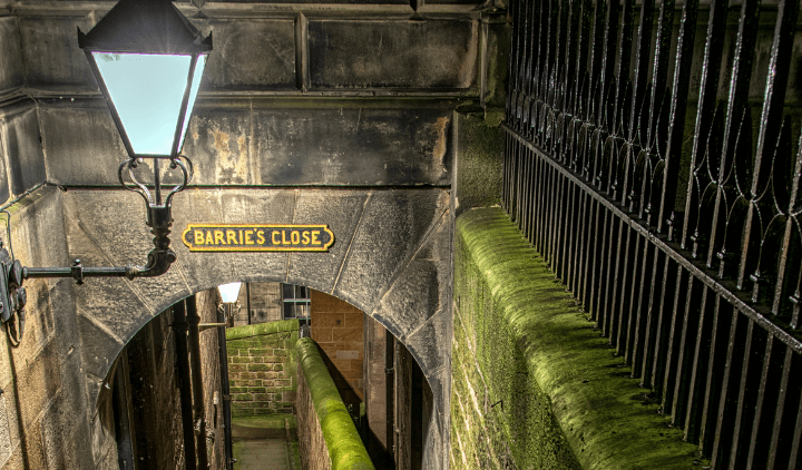 Vista del Callejón de Barries o Barrie's Close en la ciudad vieja de Edimburgo
