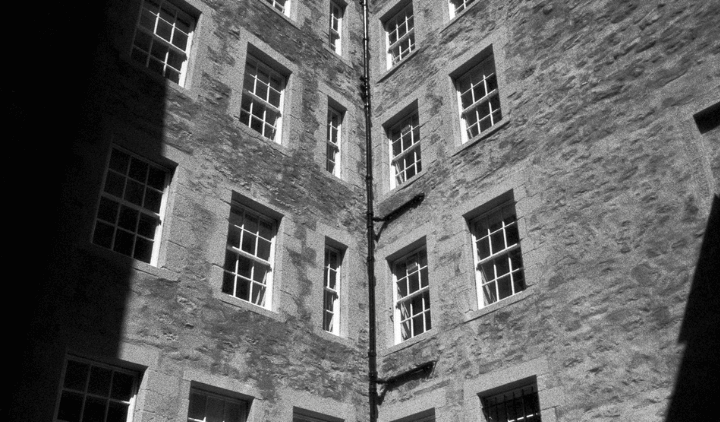 Fachada de un edificio de la ciudad vieja de Edimburgo en Escocia