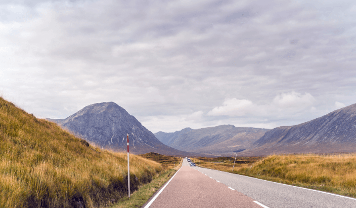 Vista de una carretera en Escocia
