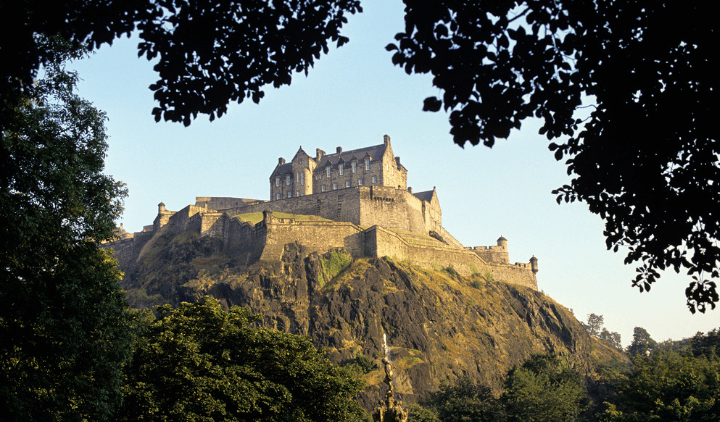 Vista del Castillo de Edimburgo desde uno de los jardines de la ciudad durante el verano en Escocia