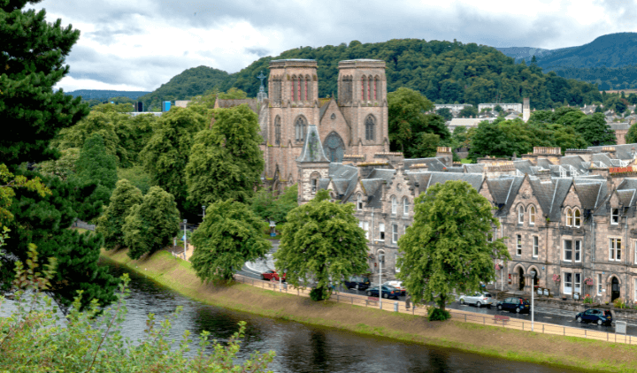 Vista del río Ness y la Catedral de Inverness