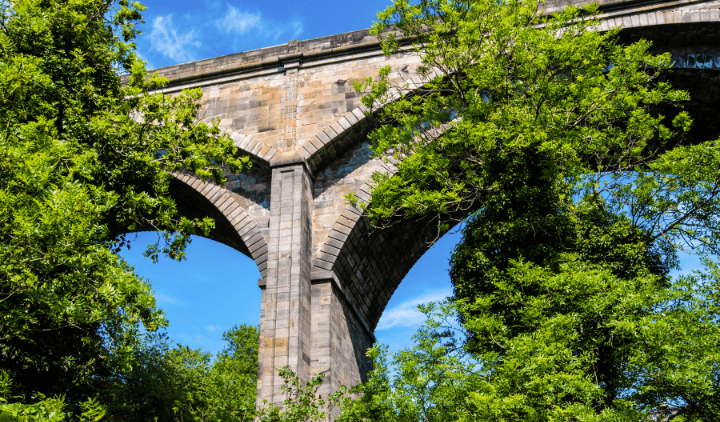 Vista del Dean Bridge en Dean Village en Edimburgo, Escocia