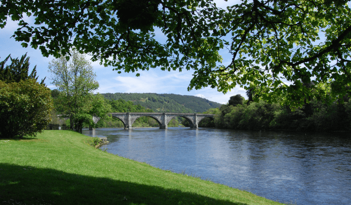 Vistas del Río Tay y el puente de Dunkeld