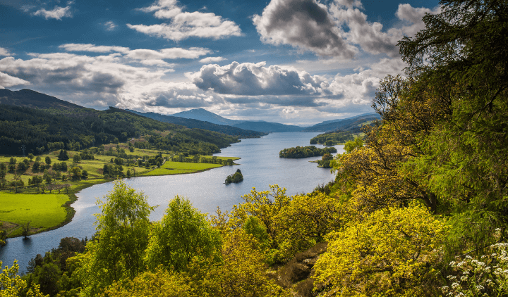 Vistas desde el Mirador de la Reina al Lago Tummel próximo a Pitlochry, Escocia