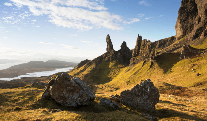 Vista del Old Man of Stor Rock en la Isla de Skye en Escocia