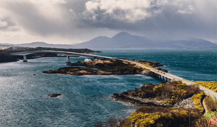 Vista del Puente de Skye en la Isla de Skye en Escocia