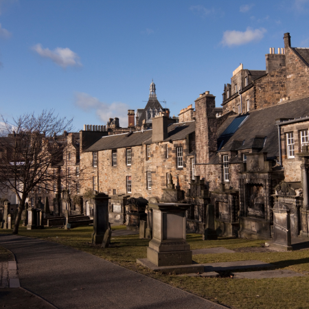 Tumbas en el cementerio de la ciudad de Edimburgo en Escocia