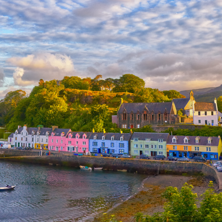 Vista del pueblo pesquero de Portree en la Isla de Skye en Escocia