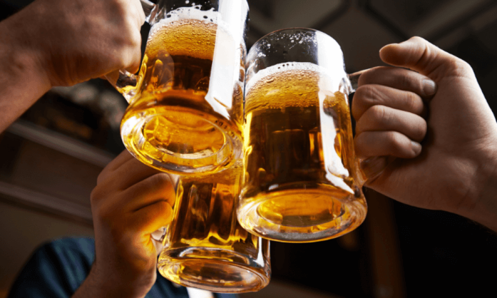 Brindis con una jarra de cerveza en la mano