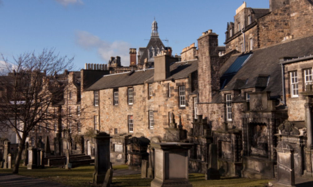 Tumbas en el cementerio de la ciudad de Edimburgo en Escocia