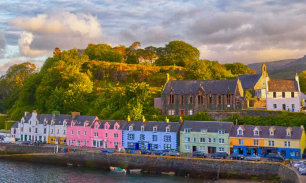 Vista del pueblo pesquero de Portree en la Isla de Skye en Escocia