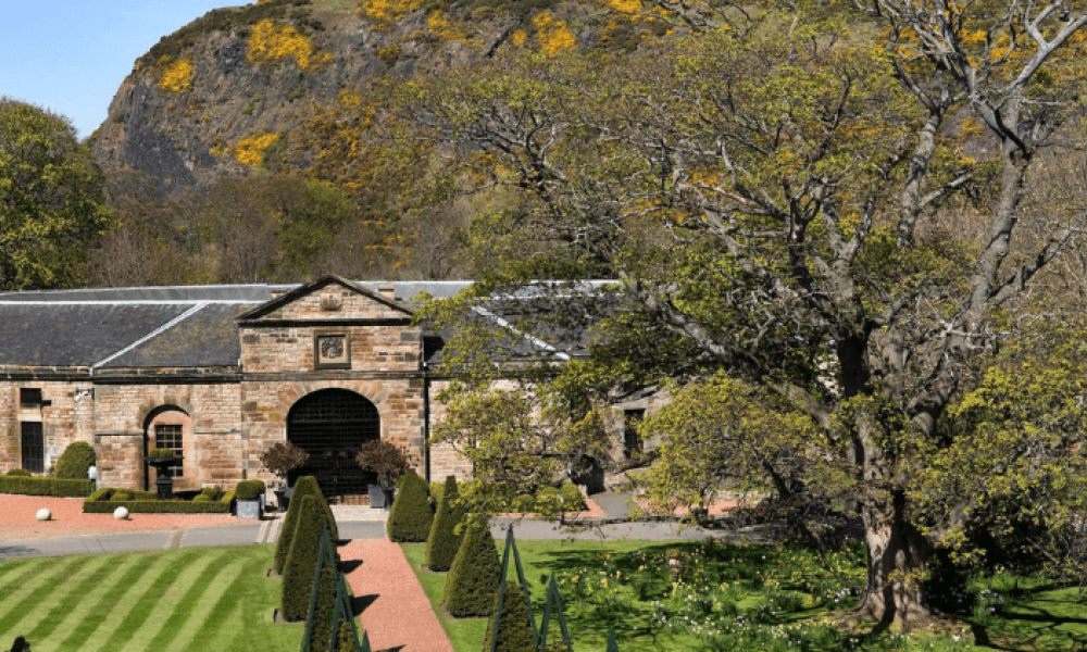 Imagen de un palacete con jardín donde se realizan comidas y bailes típicos en Escocia